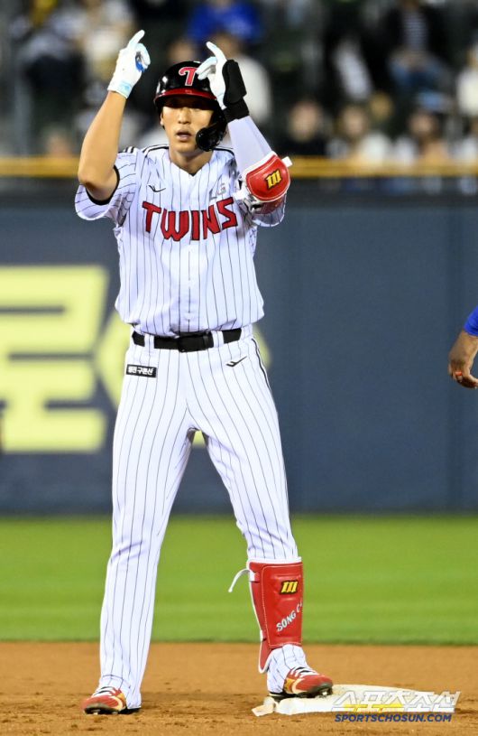 17일 잠실야구장에서 열린 LG와 삼성의 경기, 6회말 좌중간 2루타를 날린 LG 송찬의. 잠실=허상욱 기자wook@sportschosun.com/2025.04.17/