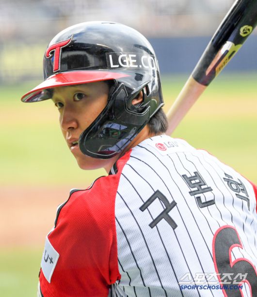 13일 잠실구장에서 열린 LG 트윈스와 두산 베어스의 경기. LG 구본혁이 몸을 풀고 있다. 잠실=박재만 기자 pjm@sportschosun.com/2025.04.13/