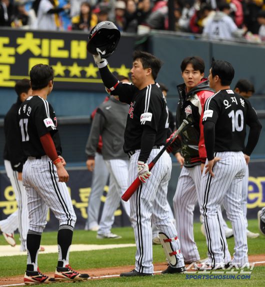 5일 잠실구장에서 열린 두산 베어스와 LG 트윈스의 경기. 패한 LG 선수들이 아쉬워하고 있다. 잠실=박재만 기자 pjm@sportschosun.com/2025.05.05/