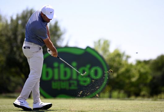 MCKINNEY, TEXAS - MAY 04: Scottie Scheffler of the United States plays his shot from the seventh tee during the final round of THE CJ CUP Byron Nelson 2025 at TPC Craig Ranch on May 04, 2025 in McKinney, Texas. (Photo by Orlando Ramirez/Getty Images for The CJ Cup)