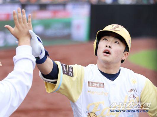 5일 대전 한화생명볼파크에서 열린 삼성-한화전. 1회말 2사 문현빈이 솔로포를 친 후 축하받고 있다. 대전=정재근 기자 cjg@sportschosun.com/2025..5.5/