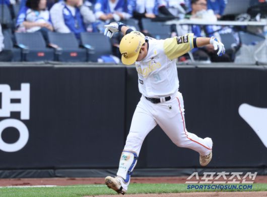 5일 대전 한화생명볼파크에서 열린 삼성-한화전. 1회말 2사 문현빈이 솔로포를 친 후 세리머니를 펼치고 있다. 대전=정재근 기자 cjg@sportschosun.com/2025..5.5/