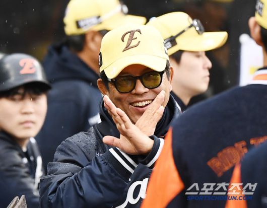 5일 대전 한화생명볼파크에서 열린 삼성-한화전. 와이스가 7이닝 1실점으로 호투했다. 양상문 투수코치가 와이스를 향해 더이상 던지면 안된다며 손으로 엑스자를 만들어보이고 있다. 대전=정재근 기자 cjg@sportschosun.com/2025..5.5/