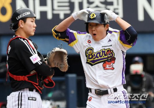 두린이에게 승리를 선물한 두산 리드오프 정수빈 곰 세리머니.