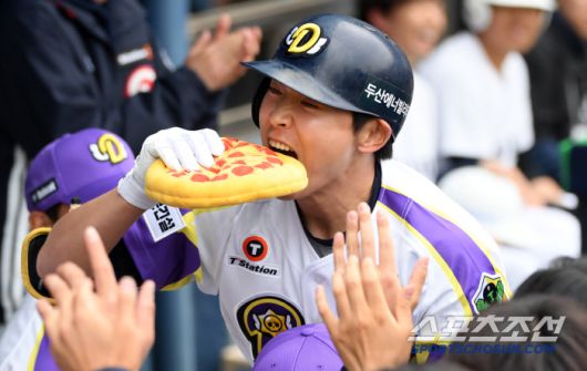 홈런 치고 들어온 정수빈을 업어준 박석민 타격 코치.