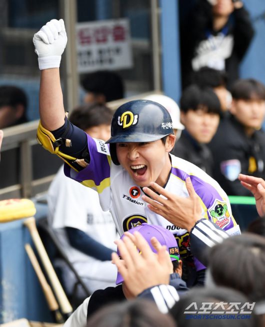 홈런 치고 박석민 타격코치 등에 업히는 정수빈.