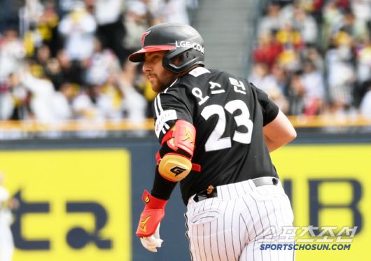 6일 잠실구장에서 열린 두산 베어스와 LG 트윈스의 경기. 6회초 무사 1,2루 LG 오스틴이 스리런포를 날리고 있다. 잠실=박재만 기자 pjm@sportschosun.com/2025.05.06/