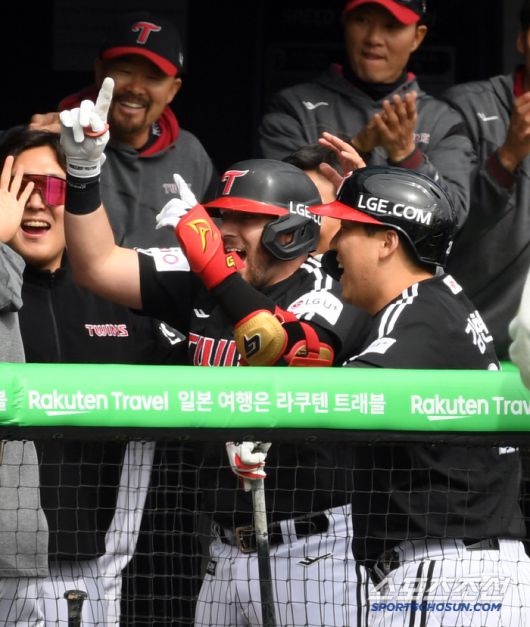 6일 잠실구장에서 열린 두산 베어스와 LG 트윈스의 경기. 6회초 무사 1,2루 LG 오스틴이 스리런포를 날리고 있다. 잠실=박재만 기자 pjm@sportschosun.com/2025.05.06/