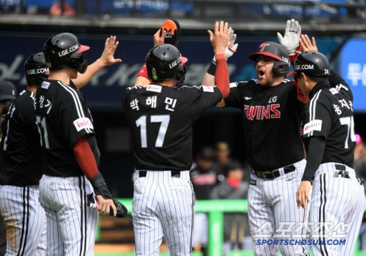 6일 잠실구장에서 열린 두산 베어스와 LG 트윈스의 경기. 6회초 무사 1,2루 LG 오스틴이 스리런포를 날리고 있다. 잠실=박재만 기자 pjm@sportschosun.com/2025.05.06/