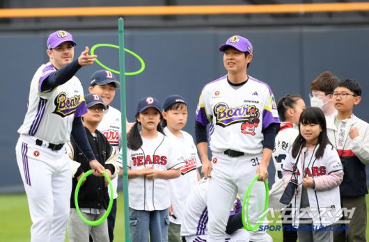 5일 잠실구장에서 열린 두산 베어스와 LG 트윈스의 경기. 미니 운동회에 참가한 잭로그, 정수빈이 어린이들과 즐거운 시간을 보내고 있다. 잠실=박재만 기자 pjm@sportschosun.com/2025.05.05/