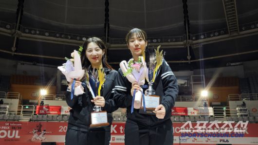 우승 전하영(오른쪽) 준우승 김정미. SKT그랑프리에서 2000년대셍 펜서들이 여자 사브르의 새 역사를 썼다.