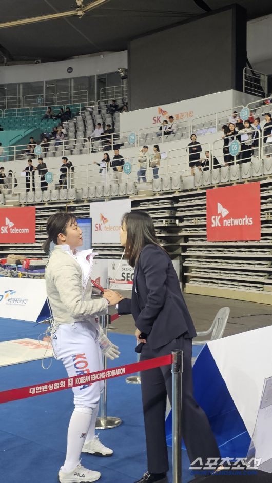 승리 후 서울시청, 대표팀 직속 선배 윤지수와  대화를 나누고 있는 전하영.