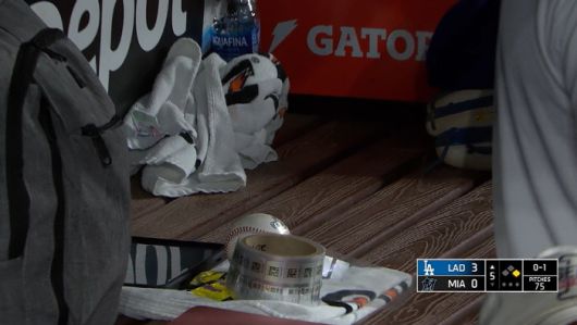 김혜성이 5회초에 때린 메이저리그 첫 안타 공이 다저스 더그아웃 벤치에 놓여져 있다. 사진=MLB.TV 캡처