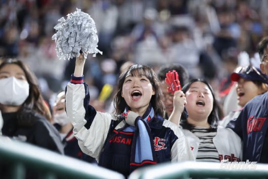 어린이날 9연전 기간 사직구장을 꽉 채운 관중들. 롯데는 최근 4일 연속 매진을 기록했다. 사진제공=롯데 자이언츠