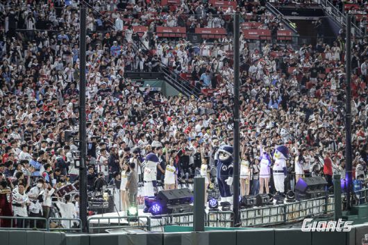 어린이날 9연전 기간 사직구장을 꽉 채운 관중들. 롯데는 최근 4일 연속 매진을 기록했다. 사진제공=롯데 자이언츠