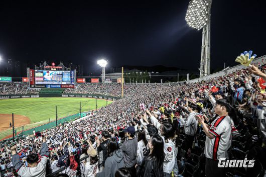 어린이날 9연전 기간 사직구장을 꽉 채운 관중들. 롯데는 최근 4일 연속 매진을 기록했다. 사진제공=롯데 자이언츠