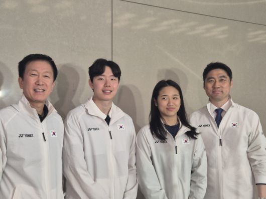 (영종도=연합뉴스) 이의진 기자 =  2025 세계혼합단체선수권대회(수디르만컵)에서 출전했던 배드민턴 대표팀이 5일 인천국제공항을 통해 귀국하고 있다. 왼쪽부터 박주봉 감독, 서승재, 안세영, 김동문 대한배드민턴협회장.  photo@yna.co.kr <저작권자(c) 연합뉴스, 무단 전재-재배포, AI 학습 및 활용 금지>