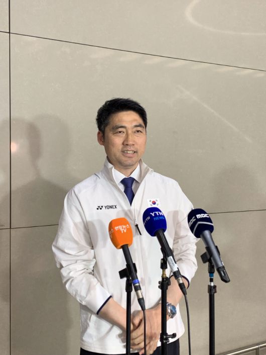 김동문 대한배드민턴협회 회장이 5일 수디르만컵 선수단 귀국 현장에서 인터뷰를 하고 있다. 사진제공=대한배드민턴협회
