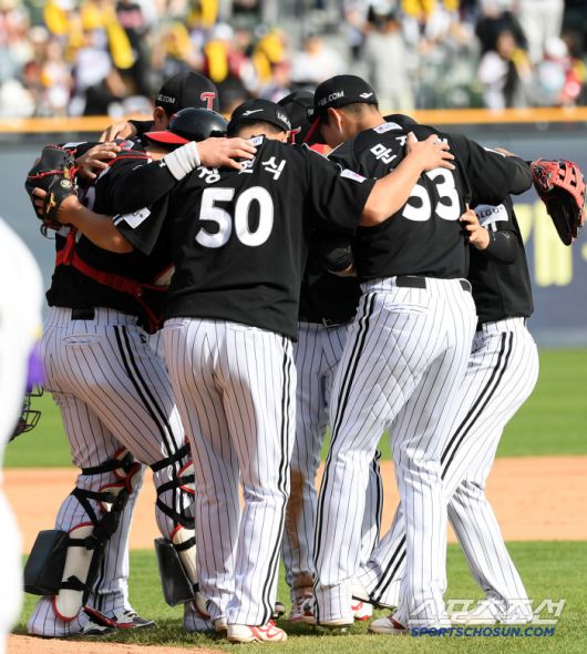 6일 잠실구장에서 열린 두산 베어스와 LG 트윈스의 경기. 승리한 LG 선수들이 기뻐하고 있다. 잠실=박재만 기자 pjm@sportschosun.com/2025.05.06/