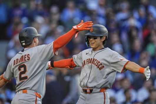 시즌 4호 홈런을 터트리고 기뻐하는 이정후(오른쪽). AP연합뉴스