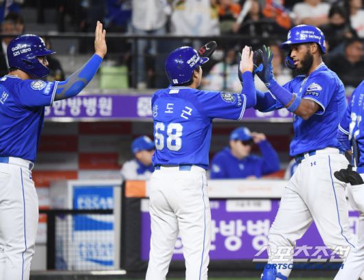 7일 대전 한화생명볼파크에서 열린 삼성-한화전. 9회초 무사 1, 2루 디아즈가 3점 홈런을 친 후 환영받고 있다  대전=정재근 기자 cjg@sportschosun.com/2025..5.7/