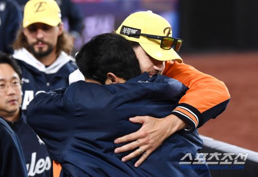 7일 대전 한화생명볼파크에서 열린 삼성-한화전. 6이닝 2실점으로 투구를 마친 문동주가 폰세의 축하를 받고 있다  대전=정재근 기자 cjg@sportschosun.com/2025..5.7/