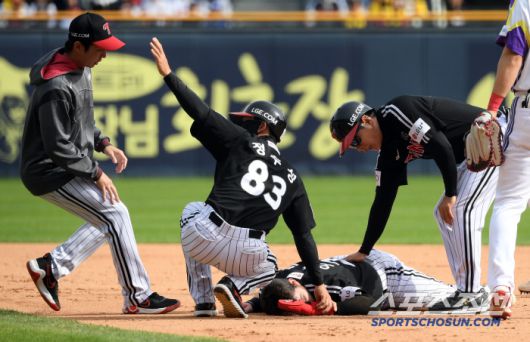 6일 잠실구장에서 열린 두산 베어스와 LG 트윈스의 경기. 8회초 무사 1루 LG 문보경 내야 땅볼 때 2루로 향하던 오스틴이 2루수 강승호와 충돌 후 통증을 호소하고 있다. 잠실=박재만 기자 pjm@sportschosun.com/2025.05.06/