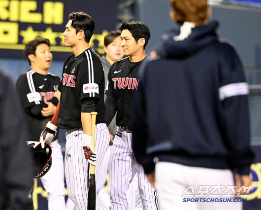 7일 잠실야구장에서 열린 LG와 두산의 경기, 두산이 5대2로 승리했다. 패배에 아쉬워하는 LG 선수들의 모습. 잠실=허상욱 기자wook@sportschosun.com/2025.05.07/