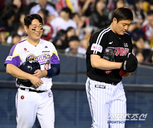 7일 잠실야구장에서 열린 LG와 두산의 경기, 6회말 무사 만루 LG 김강률이 마운드에 오르자 두산 3루주자 양의지가 미소짓고 있다. 잠실=허상욱 기자wook@sportschosun.com/2025.05.07/