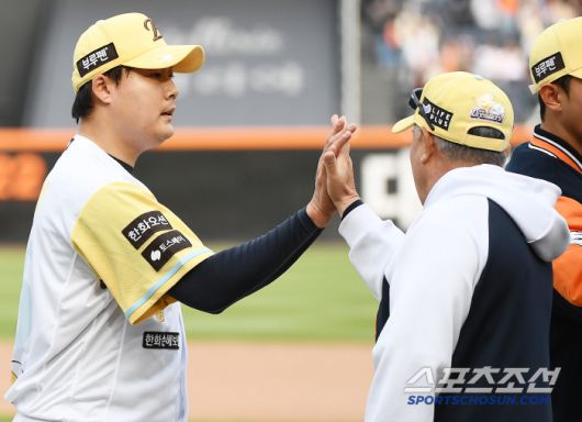 6일 대전 한화생명볼파크에서 열린 삼성-한화전. 한화가 3대1로 승리하며 8연승을 질주했다. 김경문 감독이 한승혁과 하이파이브하고 있다. 대전=정재근 기자 cjg@sportschosun.com/2025..5.6/