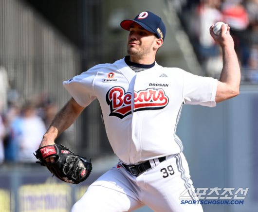 26일 잠실야구장에서 열린 롯데와 두산의 경기, 두산 잭로그가 역투하고 있다. 잠실=허상욱 기자wook@sportschosun.com/2025.04.26/