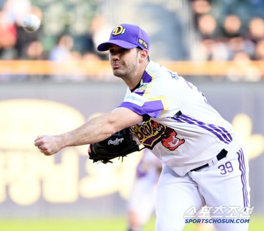 7일 잠실야구장에서 열린 LG와 두산의 경기, 두산 선발투수 잭로그가 역투하고 있다. 잠실=허상욱 기자wook@sportschosun.com/2025.05.07/