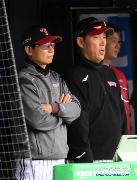 6일 잠실구장에서 열린 두산 베어스와 LG 트윈스의 경기. LG 염경엽 감독이 경기를 지켜보고 있다. 잠실=박재만 기자 pjm@sportschosun.com/2025.05.06/