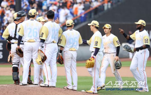 6일 대전 한화생명볼파크에서 열린 삼성-한화전. 한화가 3대1로 승리하며 8연승을 질주했다. 선수들이 하이파이브하고 있다. 대전=정재근 기자 cjg@sportschosun.com/2025..5.6/