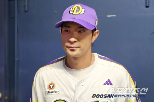 두산 베어스 강승호가 7일 LG전에서 2루타 2개로 3타점을 올려 팀 승리를 이끈 뒤 취재진과 인터뷰를 하고 있다. 잠실=권인하 기자