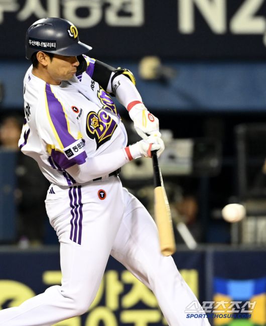 7일 잠실야구장에서 열린 LG와 두산의 경기, 6회말 무사 만루 두산 강승호가 2타점 2루타를 치고 있다. 잠실=허상욱 기자wook@sportschosun.com/2025.05.07/