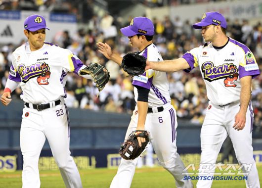 7일 잠실야구장에서 열린 LG와 두산의 경기, 7회초 투구를 무실점으로 마친 두산 잭로그가 호수비를 선보인 강승호와 하이파이브를 하고 있다. 잠실=허상욱 기자wook@sportschosun.com/2025.05.07/