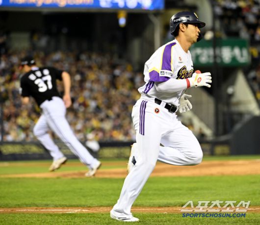 7일 잠실야구장에서 열린 LG와 두산의 경기, 6회말 무사 만루 두산 강승호가 2타점 2루타를 치고 있다. 잠실=허상욱 기자wook@sportschosun.com/2025.05.07/