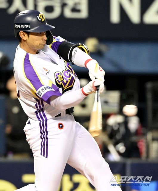 7일 잠실야구장에서 열린 LG와 두산의 경기, 5회말 무사 1,2루 두산 강승호가 1타점 2루타를 치고 있다. 잠실=허상욱 기자wook@sportschosun.com/2025.05.07/