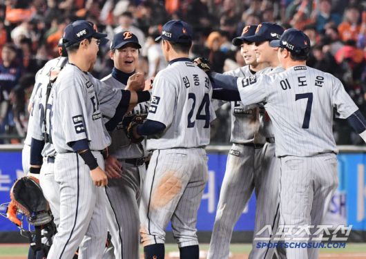4월 23일 부산 사직야구장에서 열린 롯데전에서 승리하며 8연승을 질주한 한화.. 부산=송정헌 기자songs@sportschosun.com