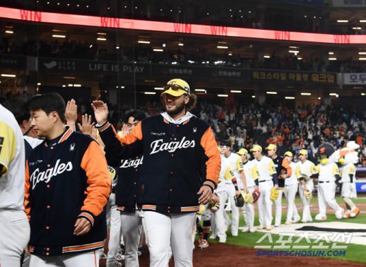 2패 후 다시 9연승을 달린 한화 선수단이 신구장의 멋진 분위기 속에 하이파이브하고 있다.