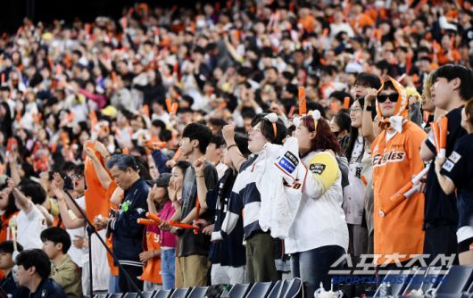 7일 대전 한화생명볼파크에서 열린 삼성-한화전. 9연승을 기대하는 한화 팬들이 뜨거운 응원전을 펼치고 있다.
