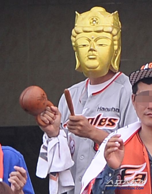 2015시즌 김성근 감독 하에서도 한화의 순위는 올라가지 못했다. 그해 9월 20일 대전구장에 다시 나타난 보살 팬. 대전=송정헌 기자