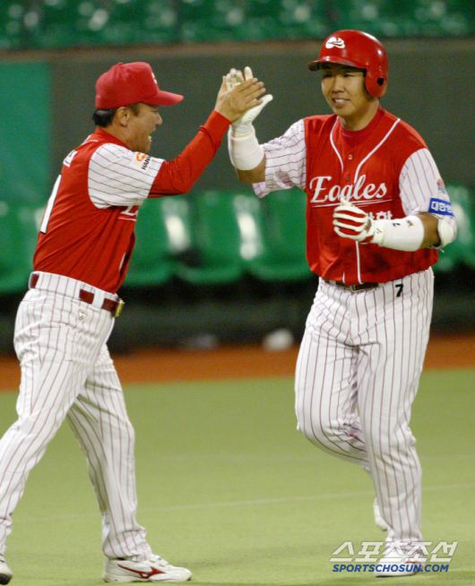 솔로포에 이어 7회 역전 스리런포를 터트린 이범호