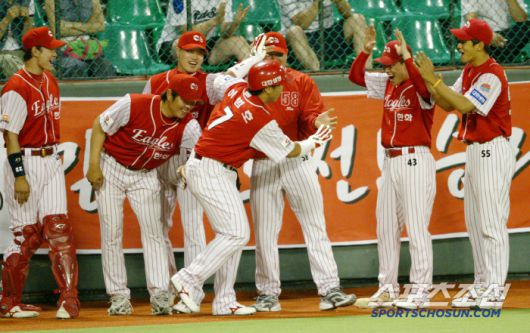 무등경기장 불펜에서 기다린 동료들의 축하를 받는 모습