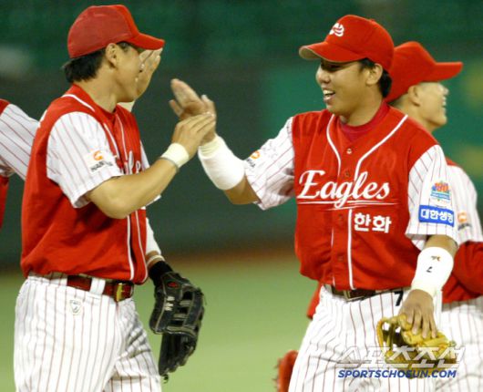 히어로 이범호가 조원우와 하이파이브하며 9연승을 자축하고 있다.