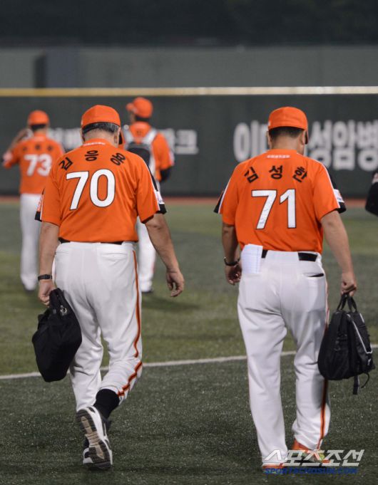 2013년 8월 1일 목동 넥센전에서 패한 후 경기장을 빠져나가는 김응용 감독과 김성한 코치