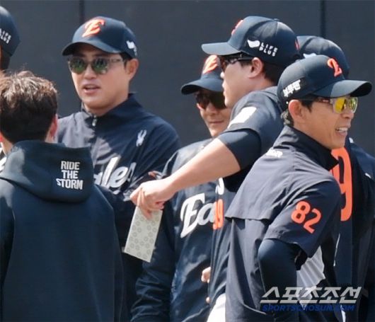 류현진이 2차전을 앞두고 전날 결승타를 친 심우준에게 봉투를 건네는 모습.