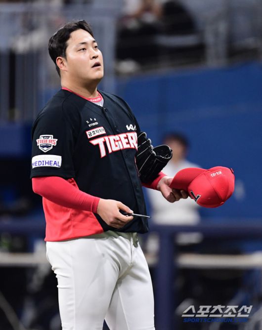 7일 고척돔에서 열린 KBO리그 키움과 KIA의 경기. 피치컴 장비 교체하는 KIA 조상우. 고척=송정헌 기자songs@sportschosun.com/2025.05.07/