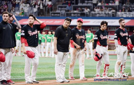 7일 고척돔에서 열린 KBO리그 키움과 KIA의 경기. 키움이 KIA에 11대 10으로 역전승을 거뒀다. 경기 종료 후 그라운드를 나서는 KIA 선수들. 고척=송정헌 기자songs@sportschosun.com/2025.05.07/